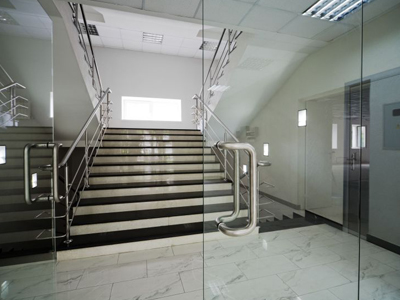 Frameless assembled glass door